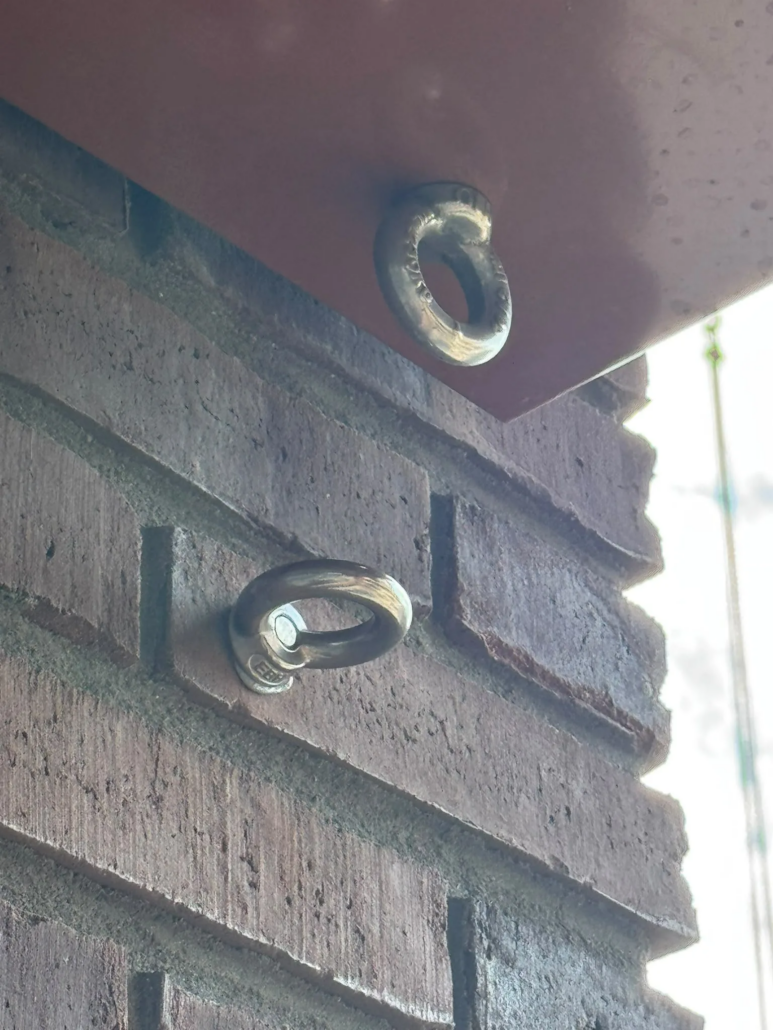 Gemonteerde RVS hijsogen bij project RINGERS in Alkmaar